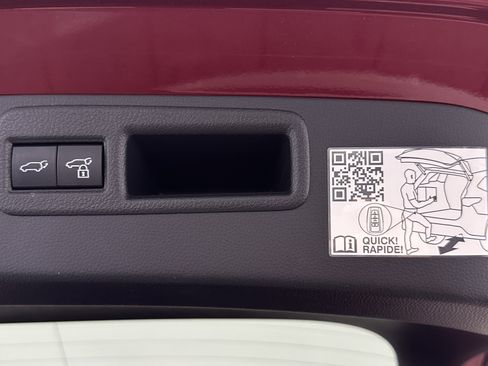 Used 2023 Toyota Venza XLE image 32