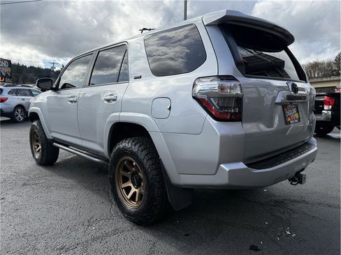 Used 2022 Toyota 4Runner SR5 Premium image 8