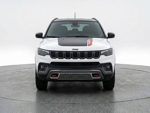 Used 2025 Jeep Compass Trailhawk AWD/4WD image 2