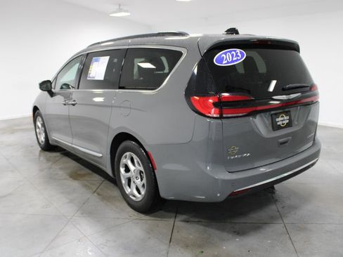 Used 2023 Chrysler Pacifica Limited FWD image 7