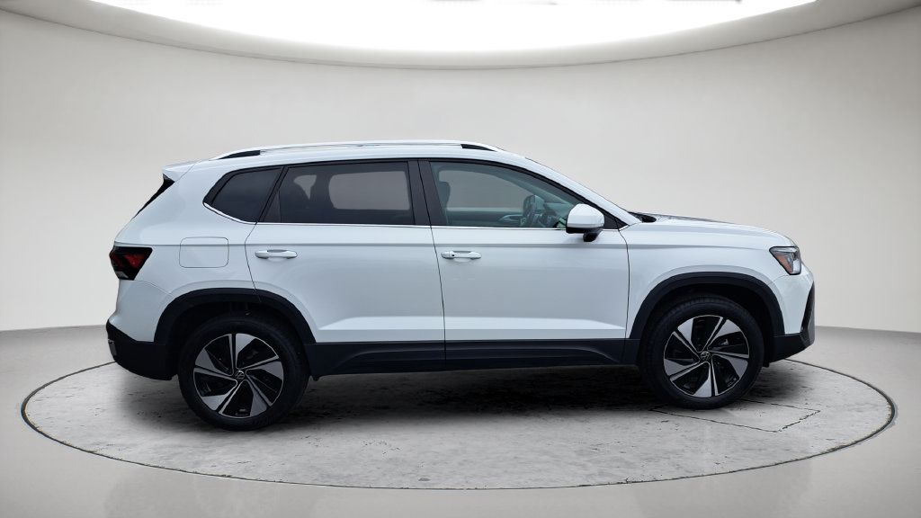 Used 2025 Volkswagen Taos SE AWD/4WD image 4