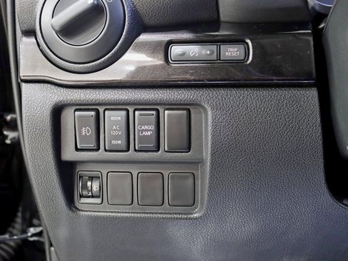 Used 2018 Nissan Titan SV w/ SV Convenience Package image 15