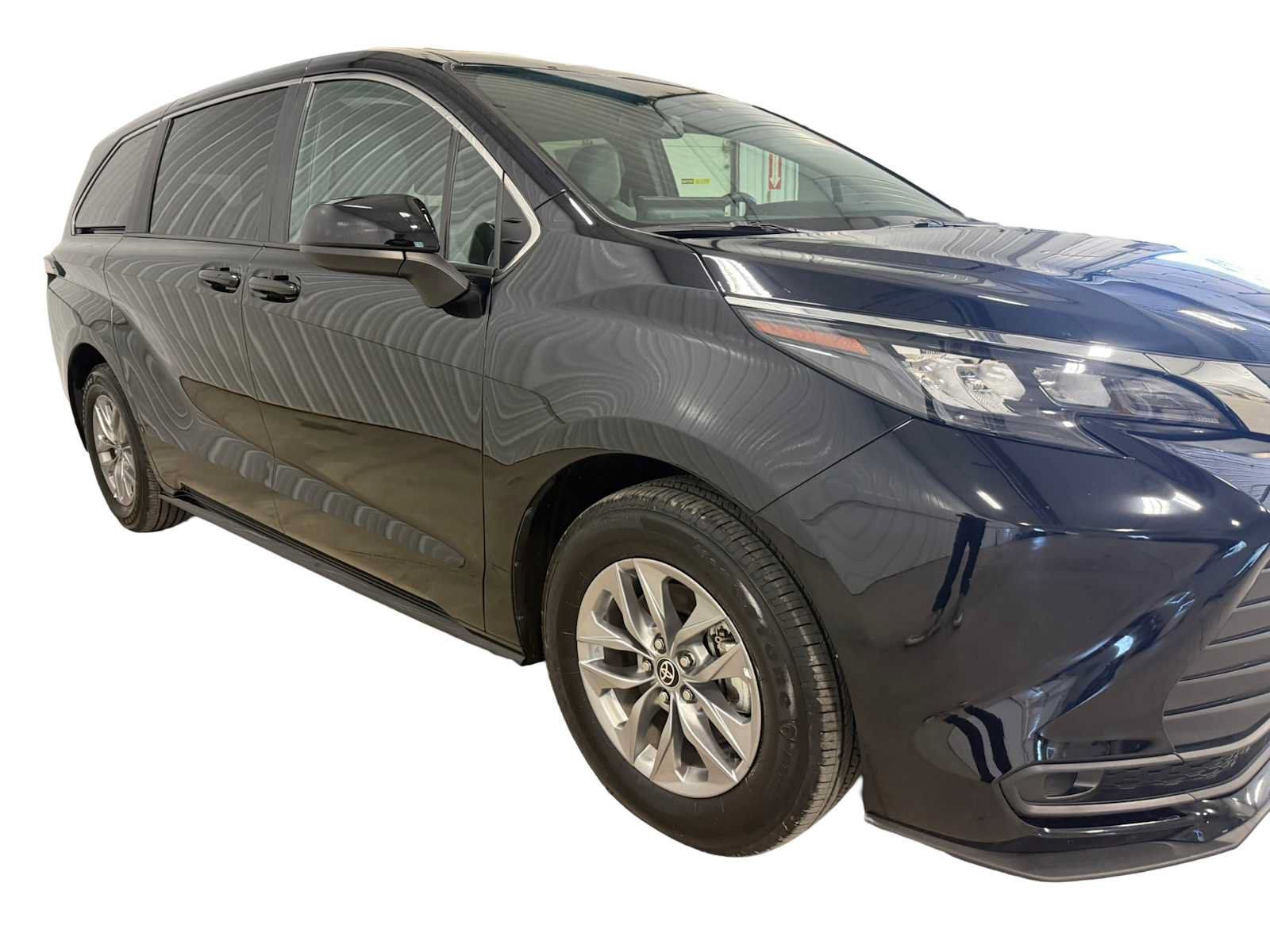 Used 2026 Toyota Sienna LE AWD/4WD image 10