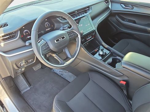 Used 2025 Jeep Grand Cherokee Laredo w/ Luxury Tech Group I image 16