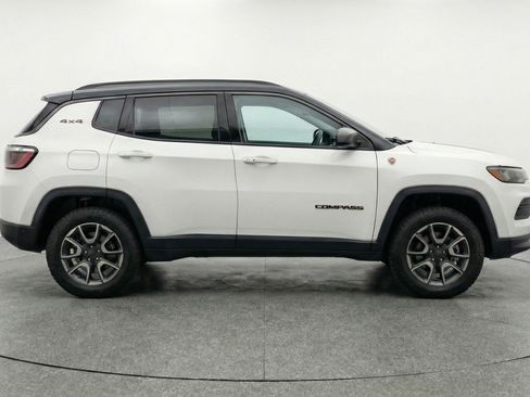 Used 2025 Jeep Compass Trailhawk image 11