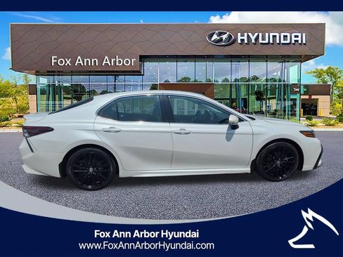 Used 2022 Toyota Camry XSE FWD image 6