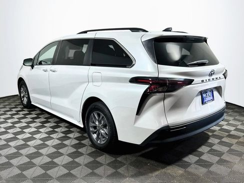 Certified 2023 Toyota Sienna XLE FWD image 5