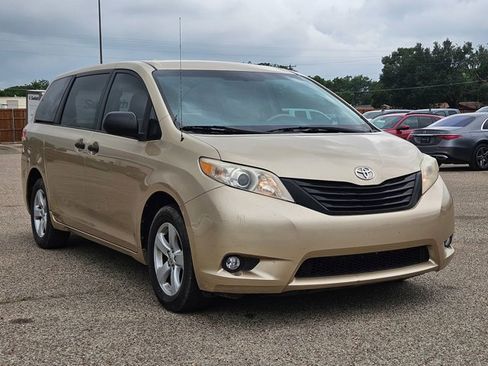 Used 2012 Toyota Sienna FWD image 3