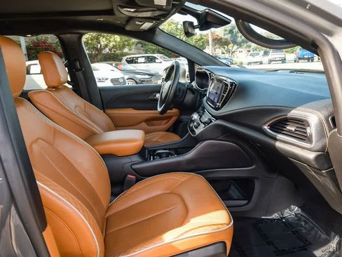 Used 2022 Chrysler Pacifica Pinnacle FWD image 15