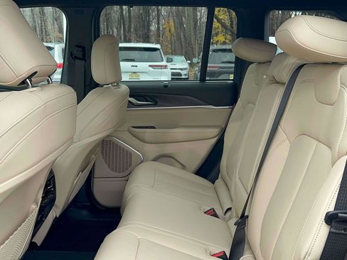 Used 2023 Jeep Grand Cherokee Limited w/ Luxury Tech Group II image 10