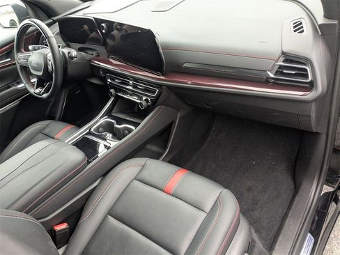 Used 2024 Chevrolet Traverse RS image 25