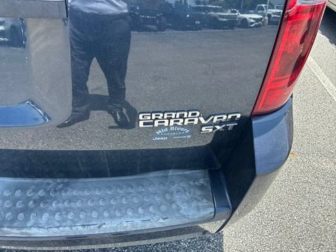 Used 2009 Dodge Grand Caravan SXT FWD image 3