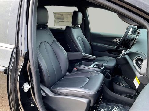 New 2026 Chrysler Pacifica Select AWD/4WD image 11