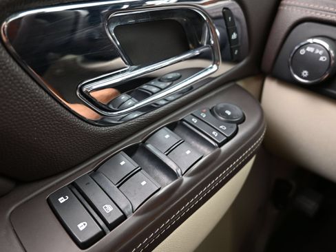 Used 2014 Cadillac Escalade Platinum RWD image 25