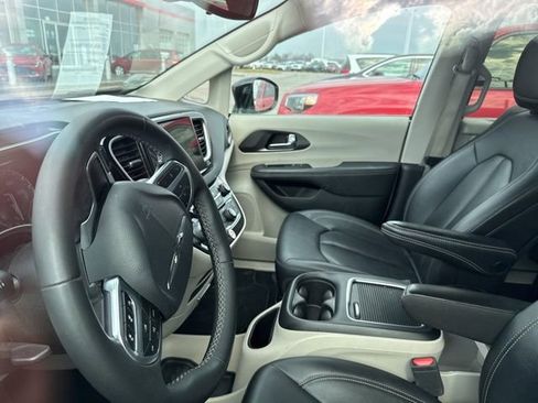 Used 2024 Chrysler Pacifica Touring-L image 30