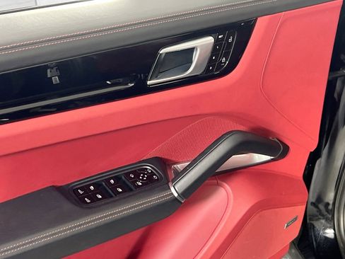 Used 2020 Porsche Cayenne Turbo image 17