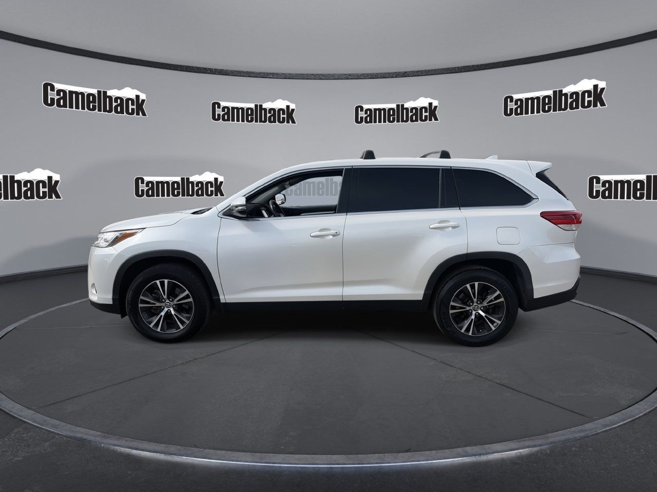 Used 2019 Toyota Highlander Plus FWD image 4