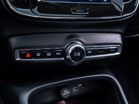 Used 2025 Volvo XC40 B5 Core image 28