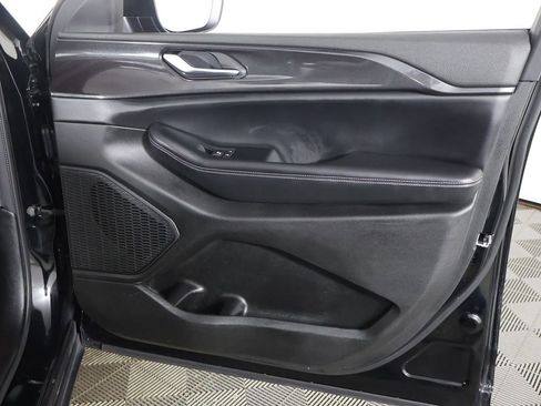 Used 2023 Jeep Grand Cherokee Laredo AWD/4WD image 25