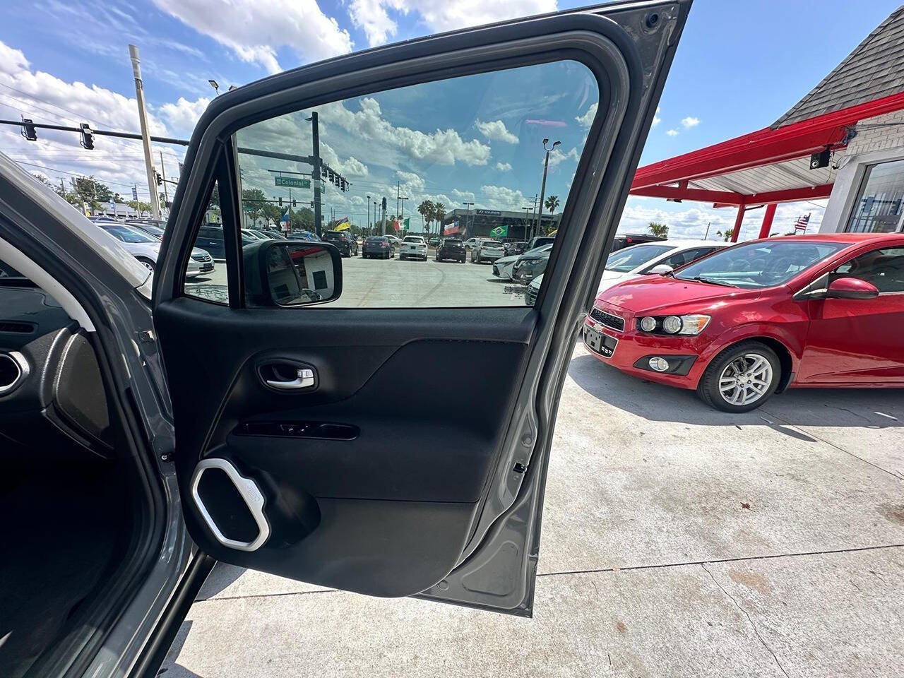 Used 2020 Jeep Renegade Latitude w/ Cold Weather Group AWD/4WD image 14