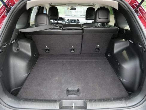 Used 2019 Jeep Cherokee Latitude Plus w/ Cold Weather Group FWD image 10