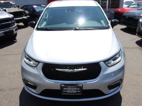 Used 2024 Chrysler Pacifica Touring-L FWD image 9