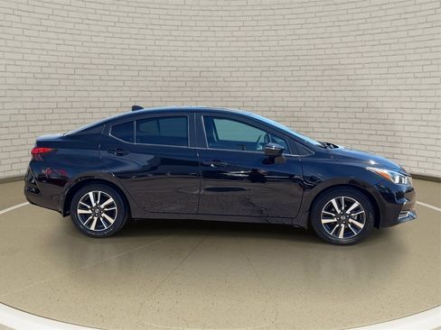 Used 2021 Nissan Versa SV image 4