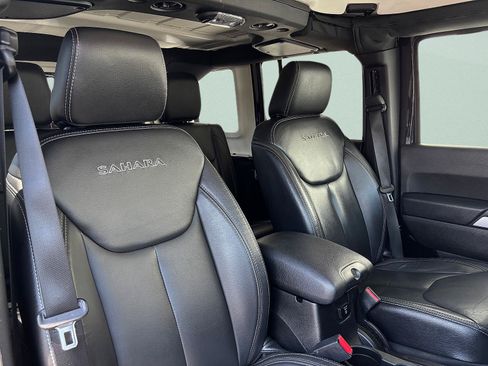 Used 2018 Jeep Wrangler Unlimited Sahara w/ Connectivity Group AWD/4WD image 29