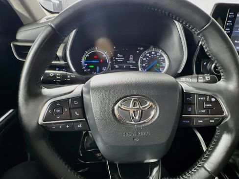 Used 2021 Toyota Highlander XLE FWD image 18