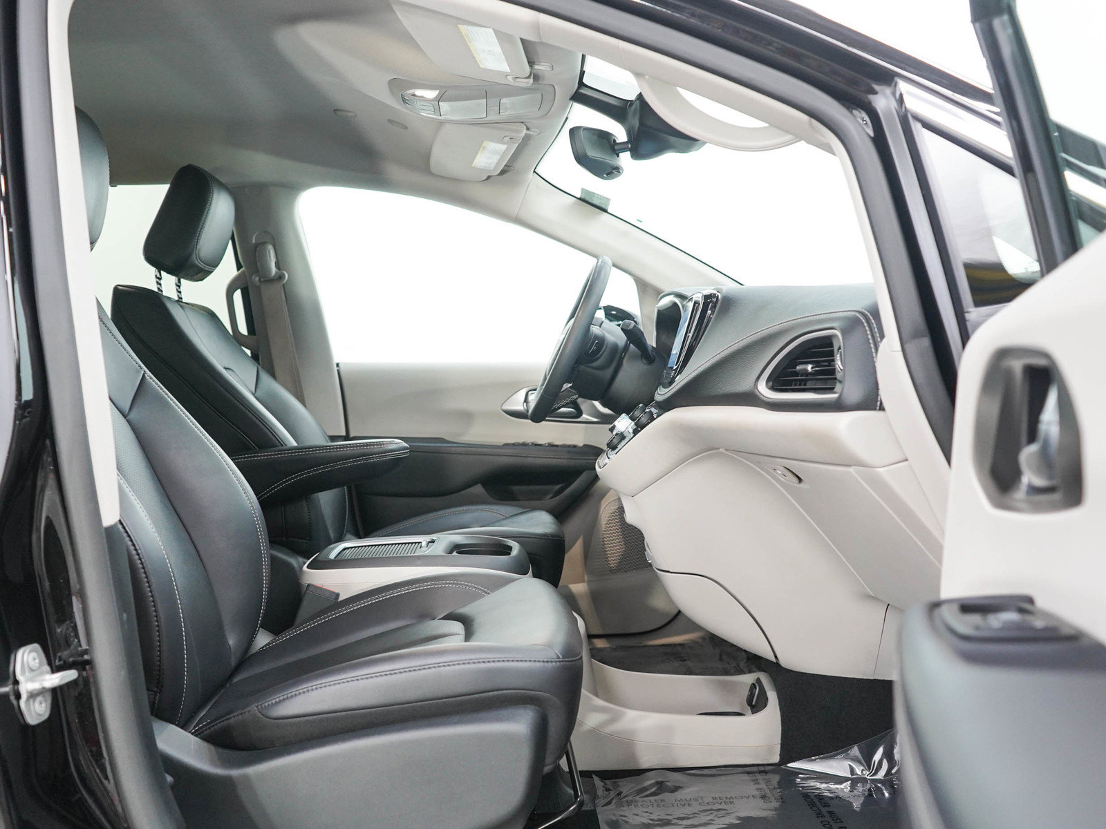 Used 2024 Chrysler Pacifica Touring-L AWD/4WD image 11