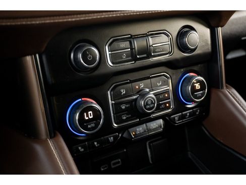 Used 2022 Chevrolet Suburban High Country AWD/4WD image 26
