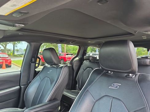 Used 2022 Chrysler Pacifica Limited w/ S Appearance Package FWD image 26