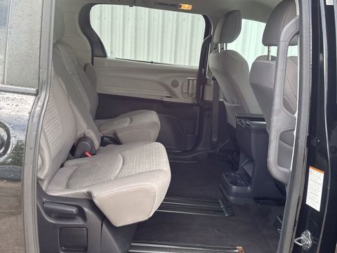 Used 2023 Toyota Sienna LE FWD image 13