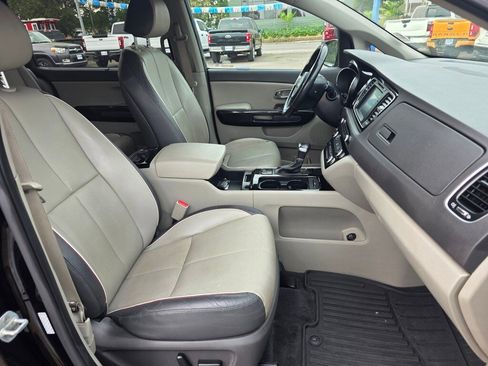 Used 2018 Kia Sedona SX image 25