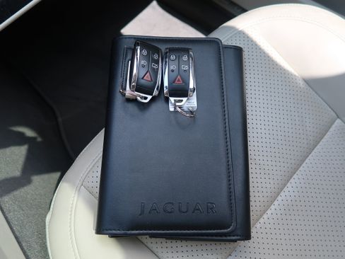 Used 2011 Jaguar XF Premium RWD image 27