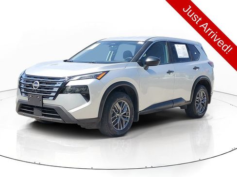 Used 2025 Nissan Rogue S AWD/4WD image 2