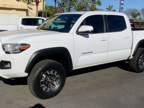 Used 2017 Toyota Tacoma TRD Sport image 8