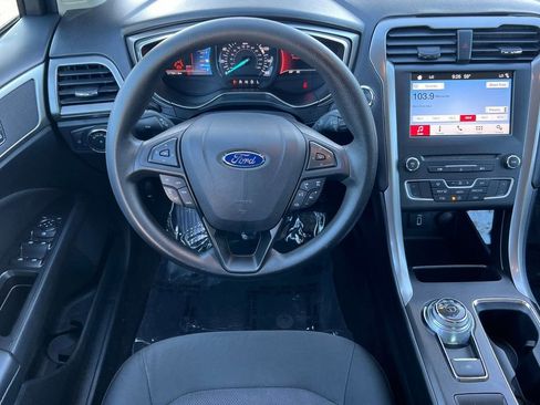 Used 2017 Ford Fusion SE w/ Fusion SE Technology Package image 16