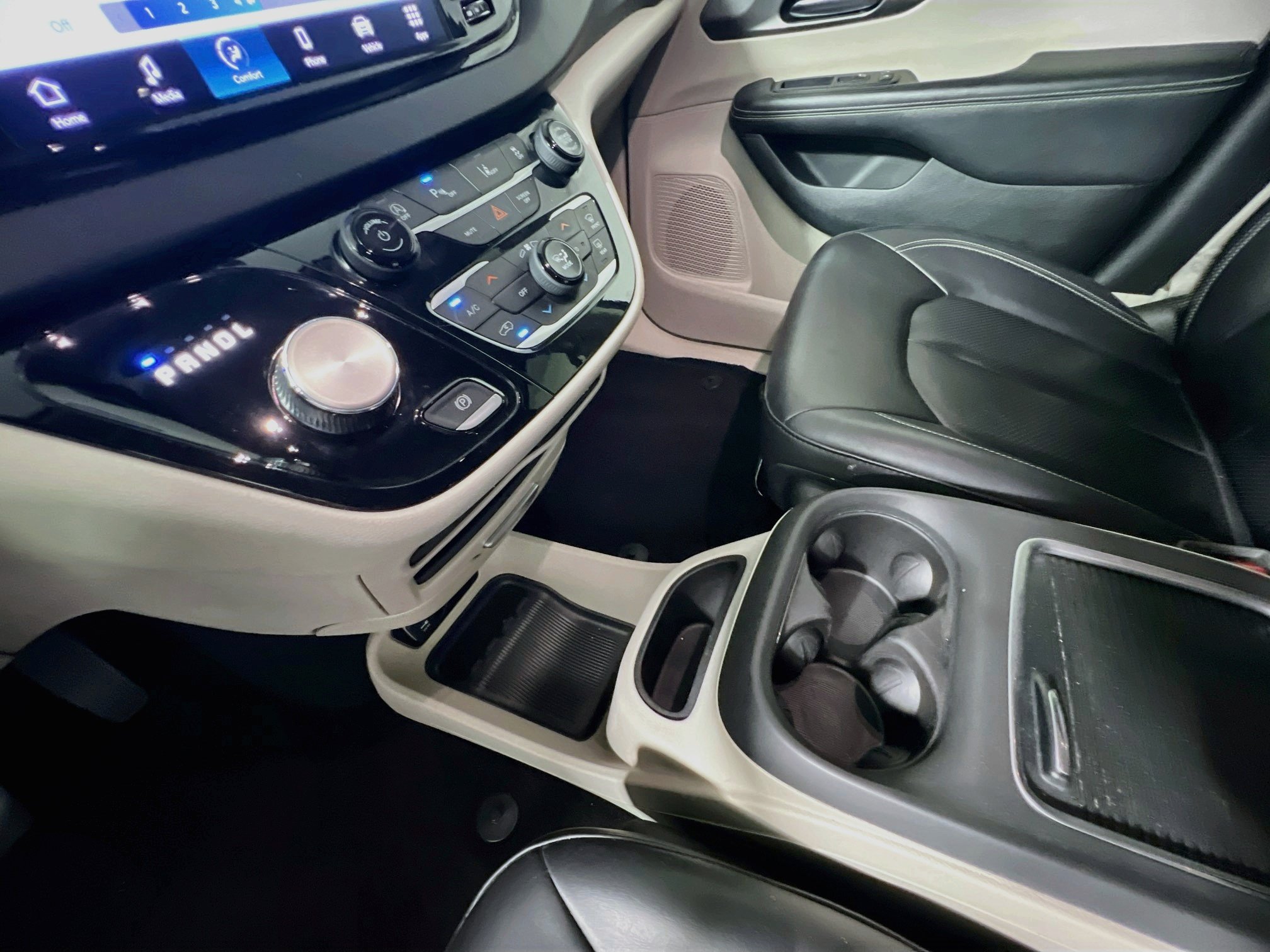 Used 2023 Chrysler Pacifica Touring-L FWD image 23