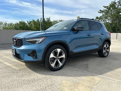 Certified 2023 Volvo XC40 B5 Ultimate w/ Climate Package AWD/4WD image 4