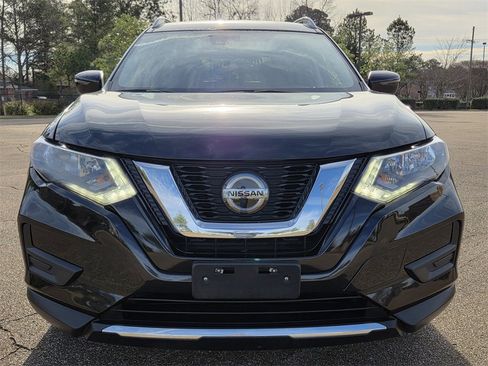 Used 2020 Nissan Rogue SV image 2