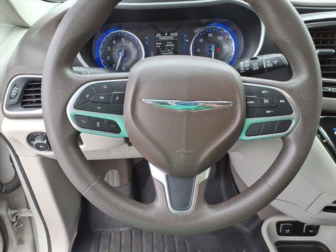 Used 2020 Chrysler Pacifica Touring FWD image 19