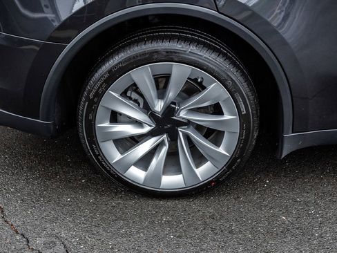 Used 2026 Tesla Model Y AWD image 5
