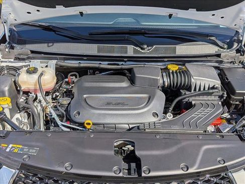 Used 2025 Chrysler Pacifica Select image 21