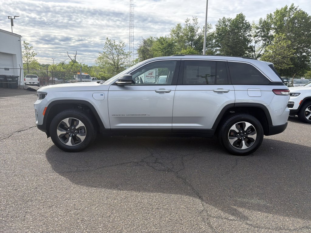 Used 2022 Jeep Grand Cherokee Limited 4xe w/ Luxury Tech Group II AWD/4WD image 2