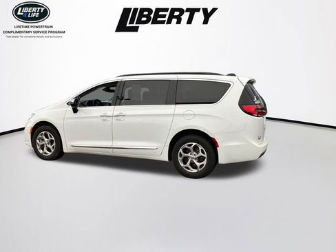 Used 2023 Chrysler Pacifica Limited AWD/4WD image 3