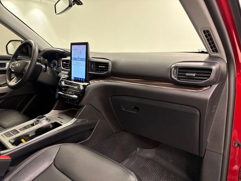 Used 2024 Ford Explorer Limited w/ Limited Technology Package RWD image 33