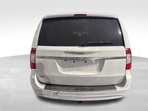 Used 2014 Chrysler Town & Country Touring image 5