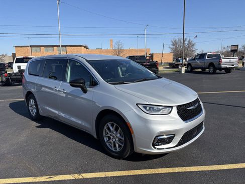 Used 2024 Chrysler Pacifica Touring-L image 2