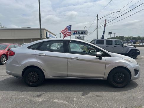 Used 2012 Ford Fiesta SE image 4